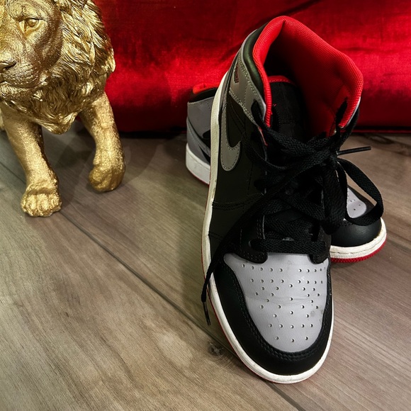 🚨🔥 AIR JORDAN 1 MID (GS) BIG KIDS US SIZE - 4 Y - Picture 7 of 8